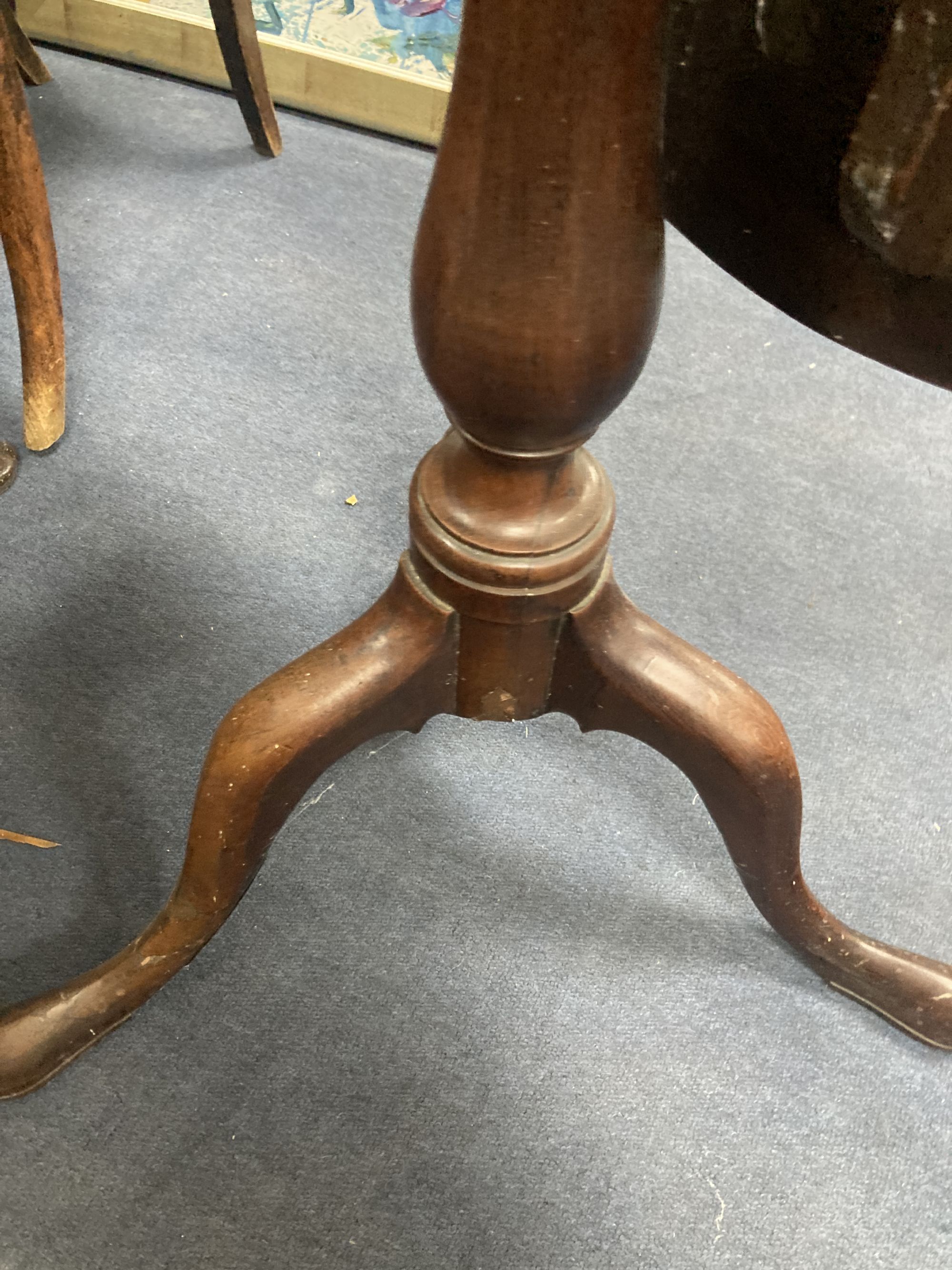 A George III mahogany circular tilt-top table, diameter 75cm, height 72cm